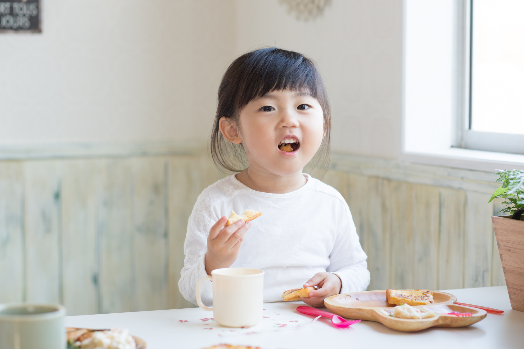 식탁에서 식사하는 아이