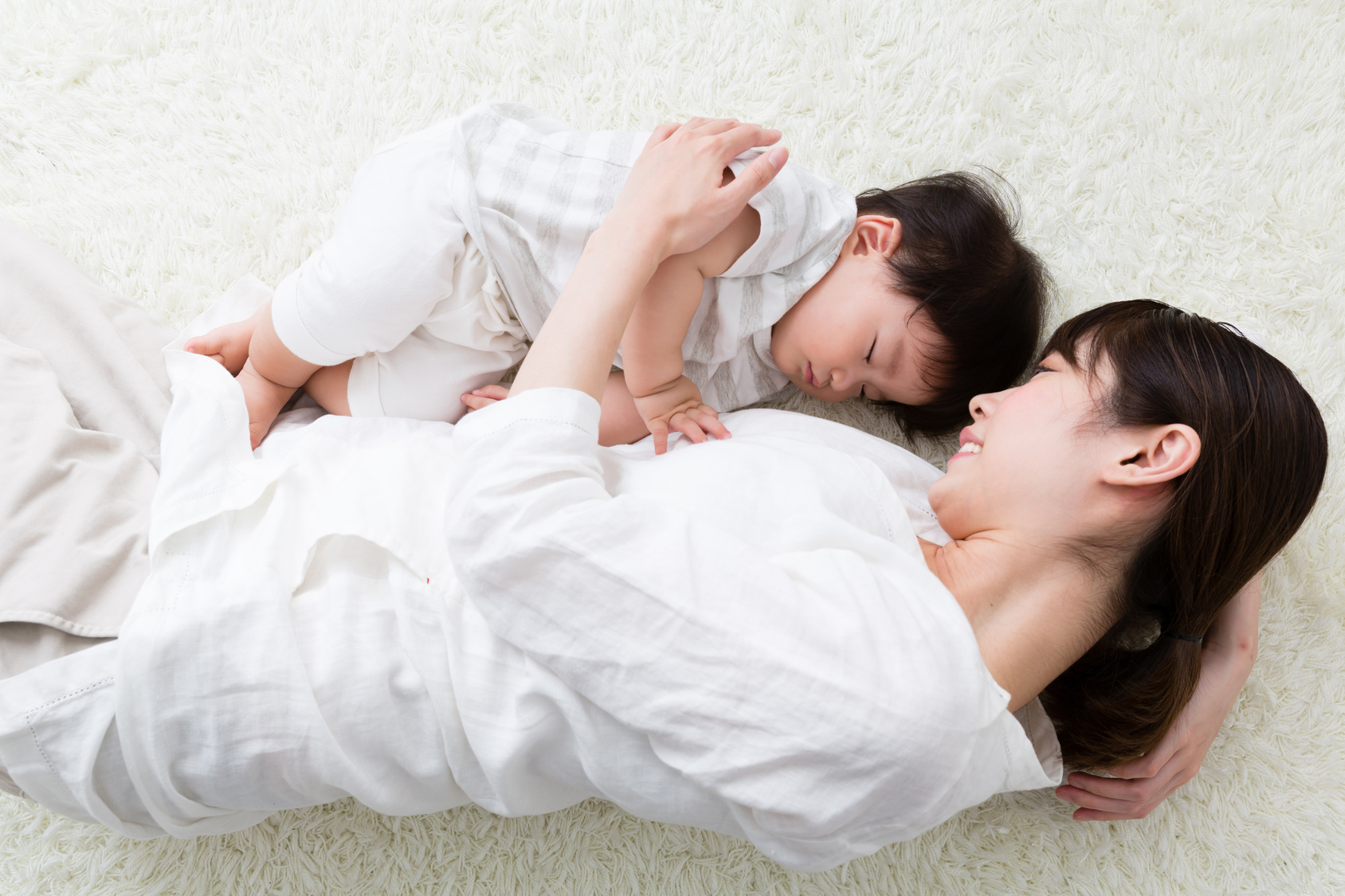 부모와 함께 쉬는 아이
